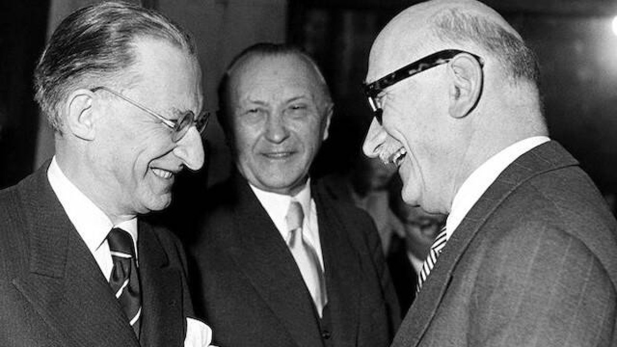 Alcide de Gasperi (izquierda de la foto) saluda a Robert Schuman (derecha) en presencia de Konrad Adenauer (centro): los «padres» de la Unión Europea, los tres católicos practicantes, no reconocerían en qué se ha convertido su criatura.