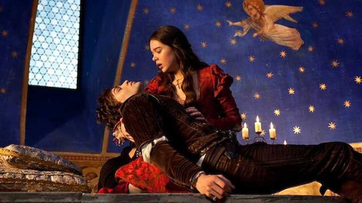Romeo (Douglas Booth) muerto en los brazos de Julieta (Hailee Steinfeld), en la película dirigida en 2013 por Carlo Carlei.