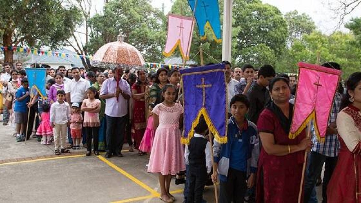 Una procesión de emigrantes católicos indios de rito siro-malabar