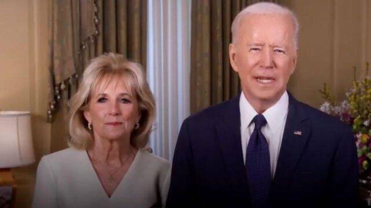 Joe y Jill Biden felicitan la Pascua cristiana en un videomensaje que menciona al Papa Francisco