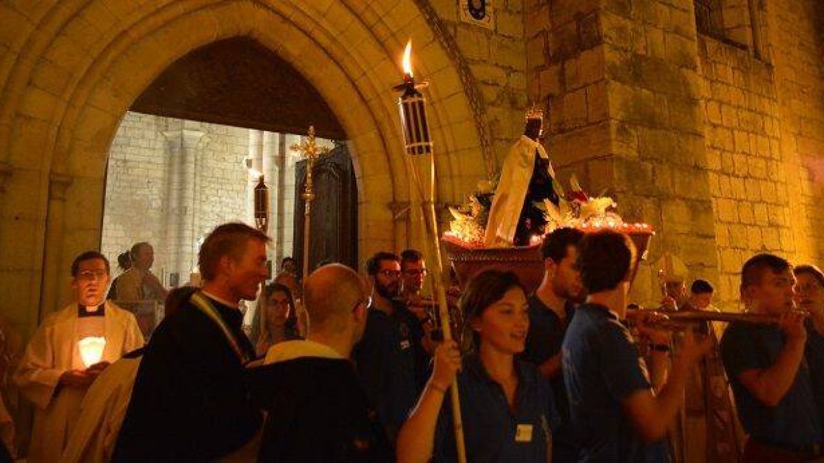 Una procesión con la Virgen de Rocamadour en 2019... muchos santuarios medievales aún tienen una gran vida y atraen multitud de peregrinos