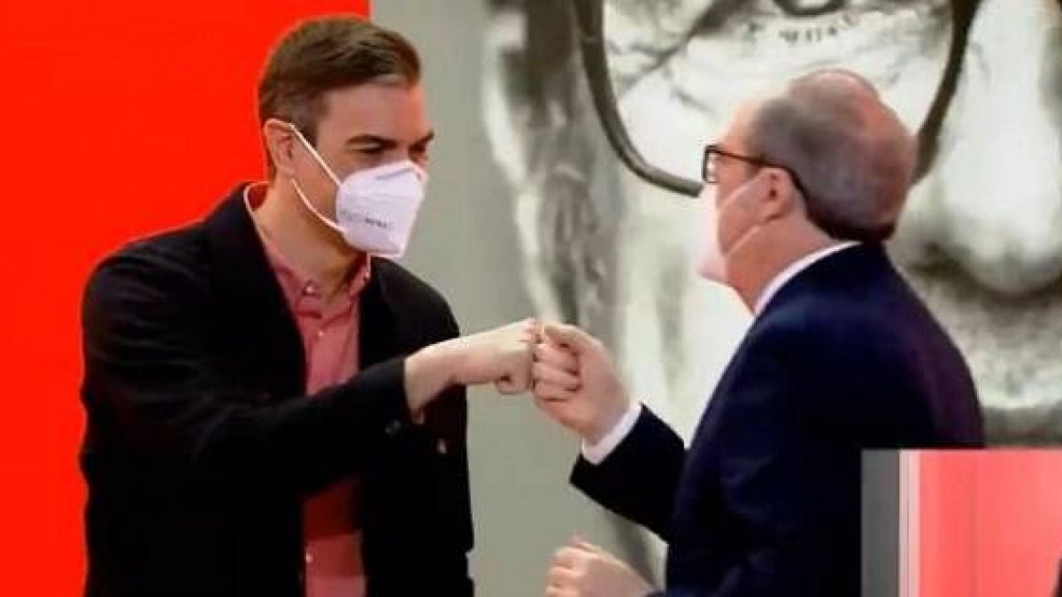 Pedro Sánchez y Ángel Gabilondo en campaña por el voto en Domingo de Pascua, sin felicitar la fiesta