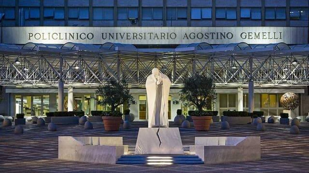 Según la Santa Sede el Papa podría estar hospitalizado en el Gemelli unos siete días