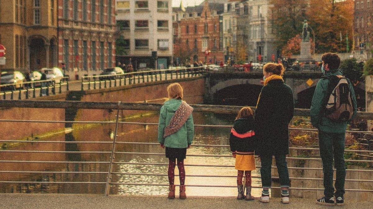 La ideología ambiente quiere retrasar la paternidad hasta una edad en que todo está seguro... pero ya es tarde. El recuerdo de nuestros propios padres es el mejor antídoto. Foto: Christian Lue / Unsplash.