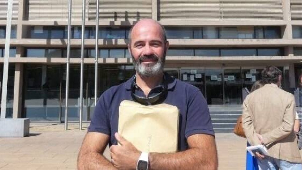 El profesor Jesús Barrón ante los juzgados, dispuesto a defender sus derechos en lo que podría ser un caso claro de cancelación woke- foto de Alcalá Hoy