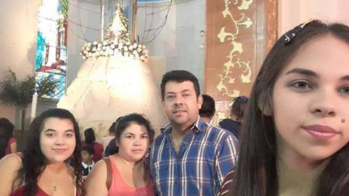 Jorge Palacios, con su mujer y sus hijas, visitando a la Virgen de Caacupé, que consideran su intercesora especial