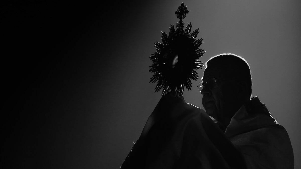 El celibato permite al sacerdote imitar perfectamente a Cristo y entregarse entera y exclusivamente a Él y al prójimo. Foto: Jacob Bentzinger / Unsplash.