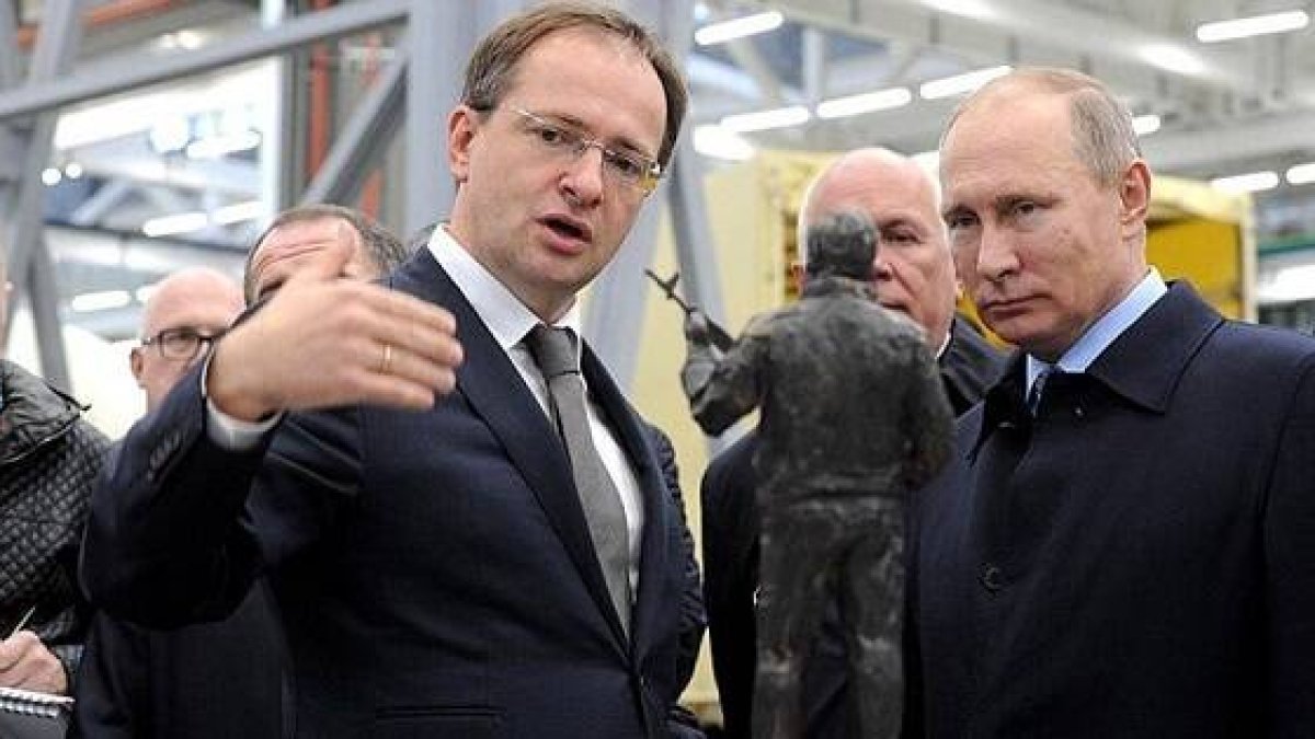 Putin con Medinsky, su nuevo encargado de establecer la verdad histórica oficial del régimen, ayudado de agentes de servicios secretos