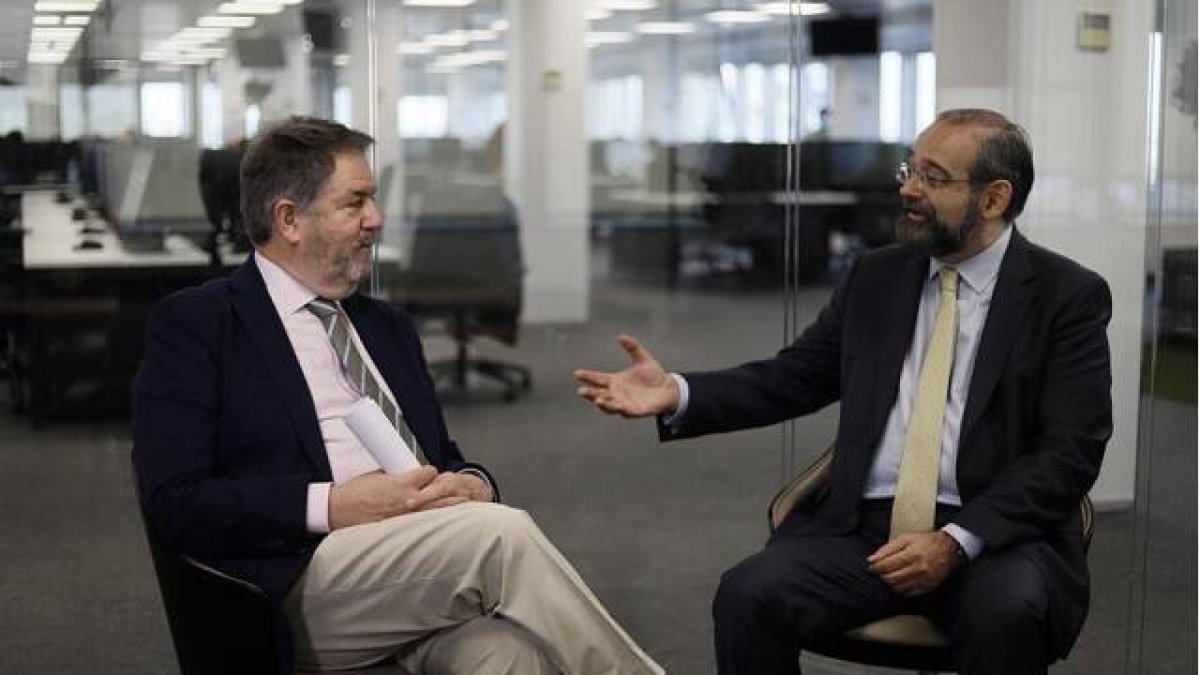 Bieito Rubido y Bullón de Mendoza comentan el nuevo diario digital El Debate, que se declara animado por la Doctrina Social católica - foto de Paula Argüelles