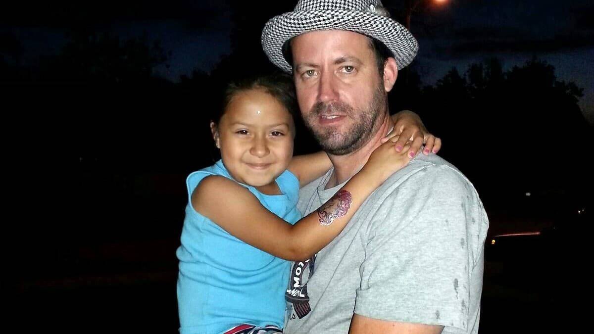Scott con Neveah, la niña que revolucionó su corazón y lo preparó para el gran cambio que traería a su vida el cáncer.