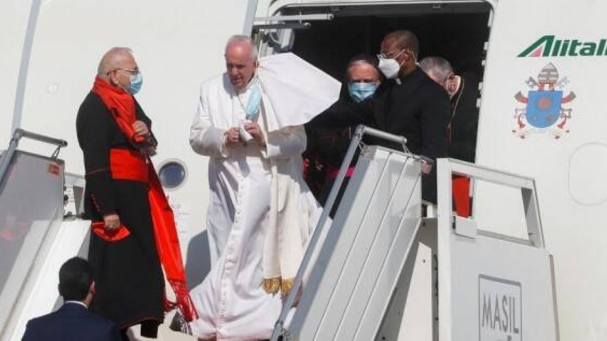 El Papa Francisco recibido por el cardenal Sako, Patriarca de los católicos caldeos, a su llegada a Bagdad