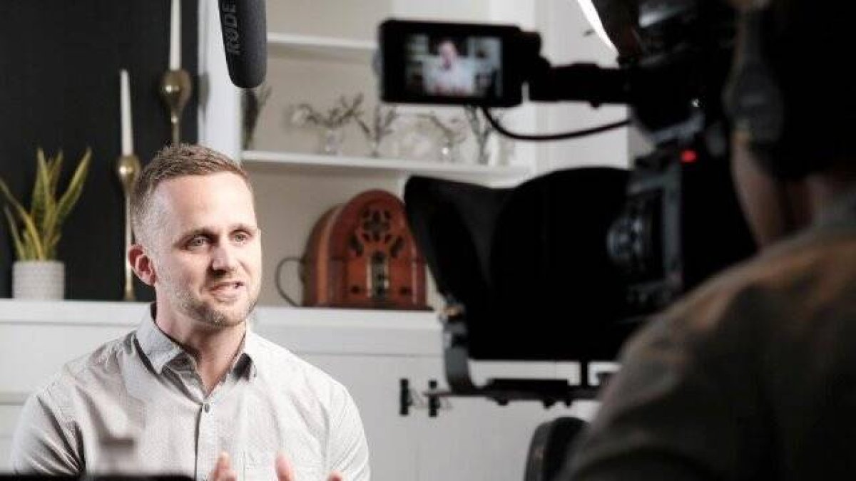 Cameron O'Hearn, director y productor del documental The Mass of the Ages, durante el rodaje.