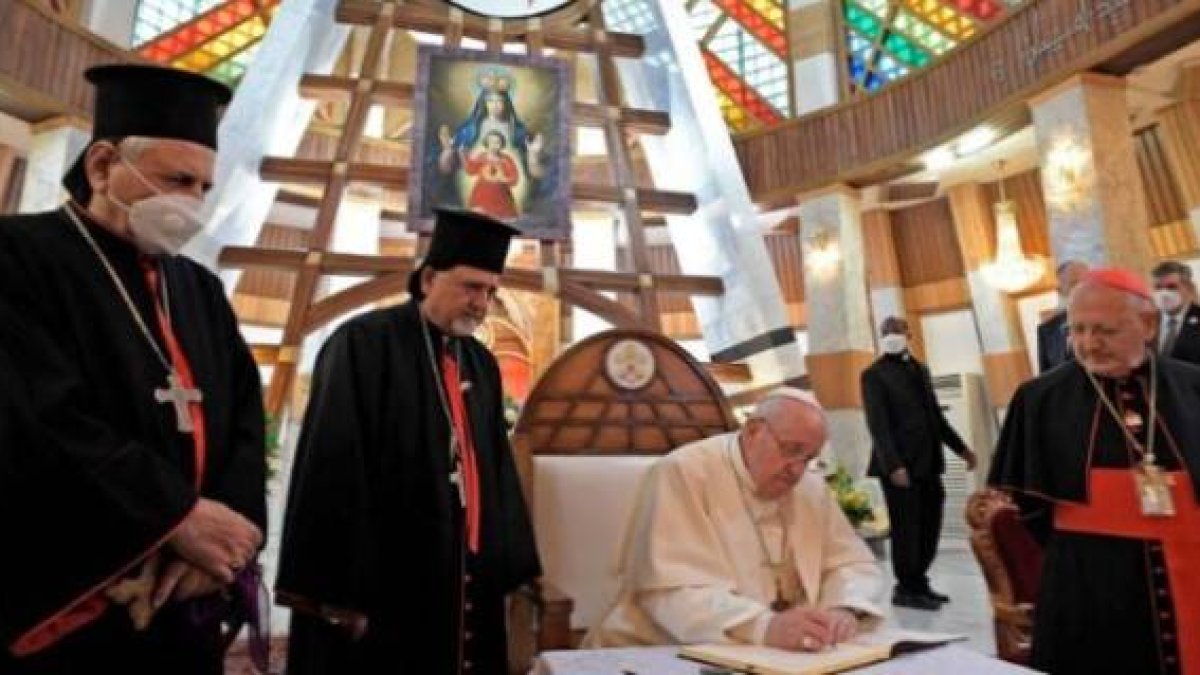 El Papa Francisco firma en el libro de la catedral siro-católica de Bagdad