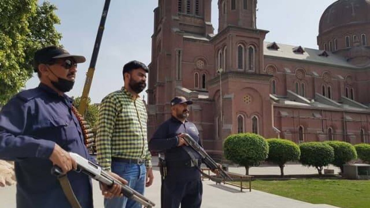 Guardias armados protegen la catedral de Lahore, en Pakistán