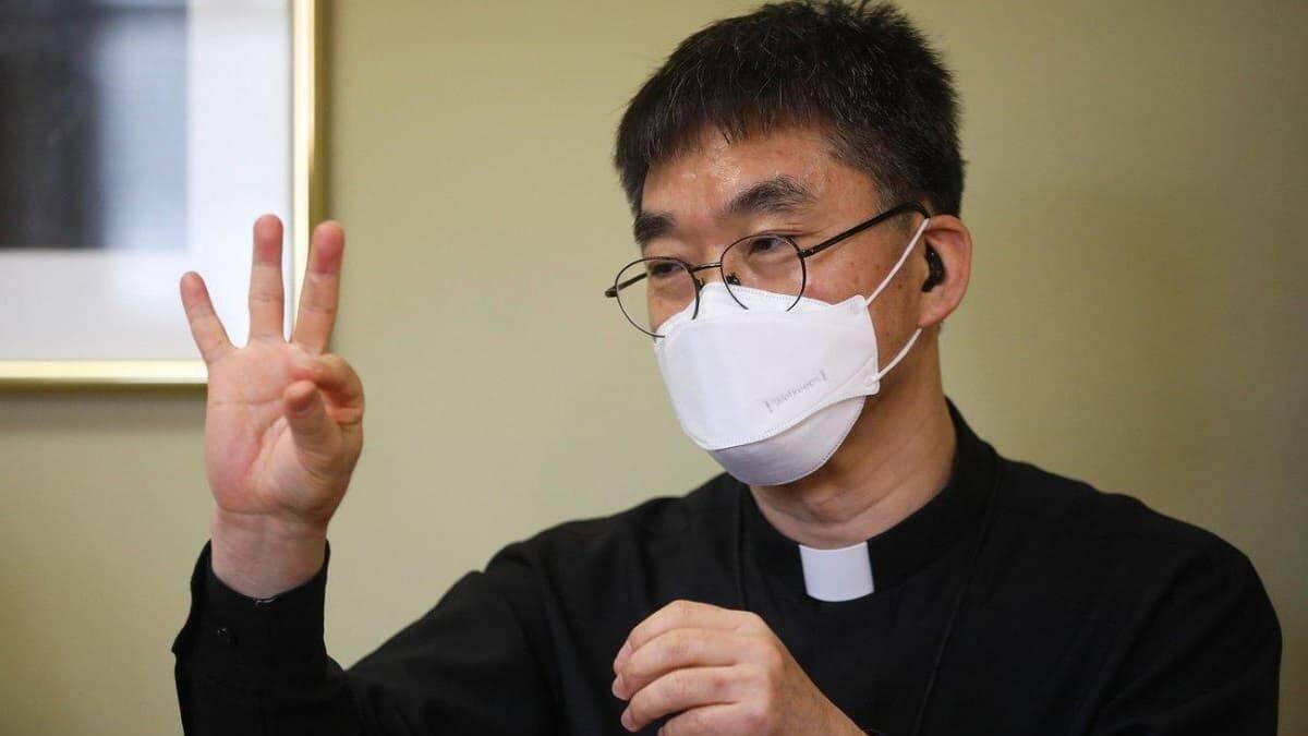 El padre Min Seo Park se quedó sordo a los dos años debido a una enfermedad que padeció / Andrew Biraj, Catholic Standard