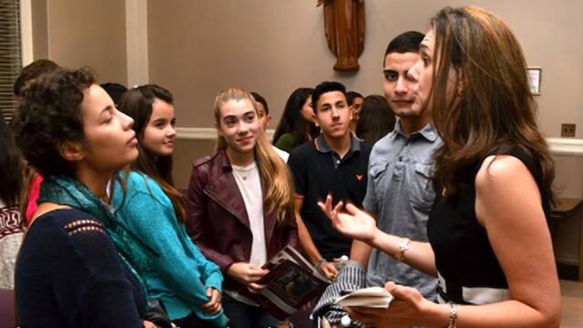 Rhonda Gruenewald (a la derecha de la foto) conversa con algunos jóvenes en uno de sus talleres vocaciones. Foto: Chris Sheridan.