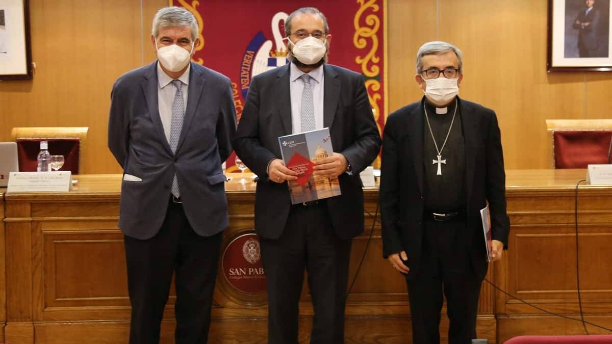 De izquierda a derecha Manuel Bustos, Alfonso Bullón de Mendoza y monseñor Luis Argüello / CEU