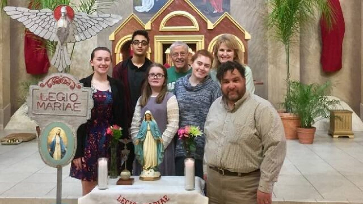 Un grupo de la Legión de María en Lafayette, EEUU, en 2019 - en el estandarte, donde los romanos ponían águilas, muestran la paloma del Espíritu Santo