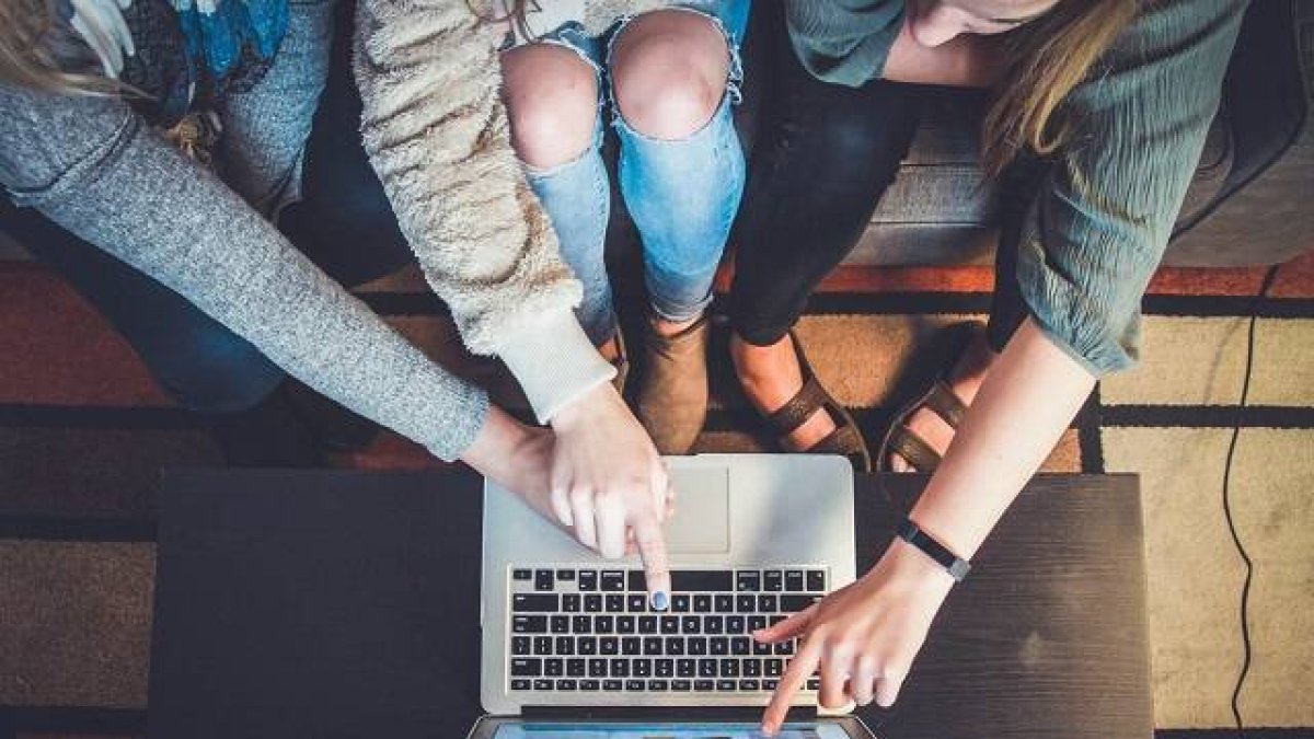 Unas amigas comparten pantalla... ¿quizá en un curso online? - Foto de Jon Schnobrich en Unsplash