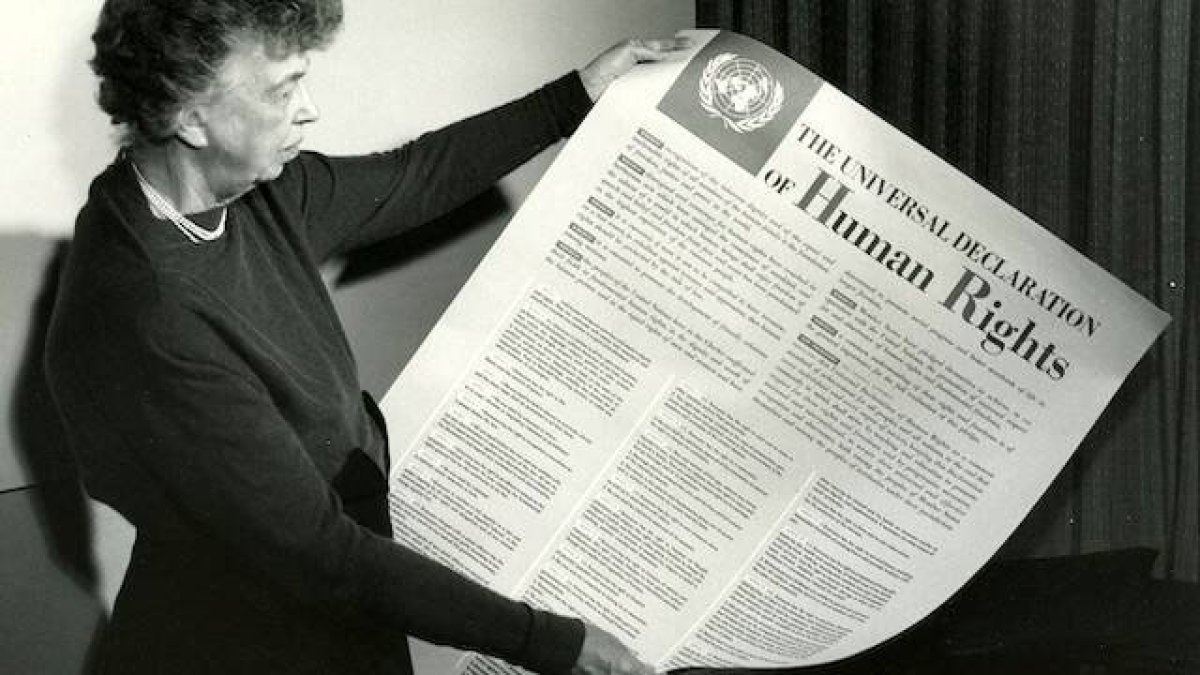Eleanor Roosevelt, esposa del presidente Franklin Delano Roosevelt, fallecido poco antes, presidió la comisión que preparó en la naciente ONU la Declaración Universal de los Derechos del Hombre.