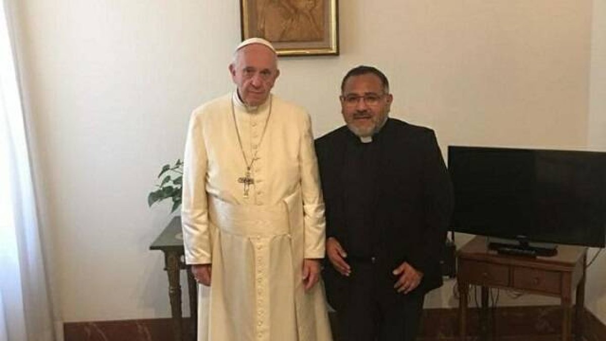El padre Flores, con el Papa Francisco en una fotografía de archivo