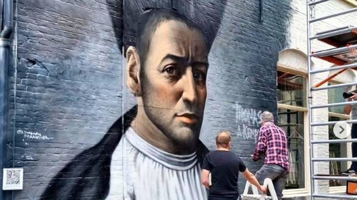 Con motivo de la celebración en 2021 del 550º aniversario del fallecimiento de Tomás de Kempis se ha pintado este mural en la ciudad holandesa de Zwolle, donde se conservan sus restos. Foto: Instagram Trotsemuren.
