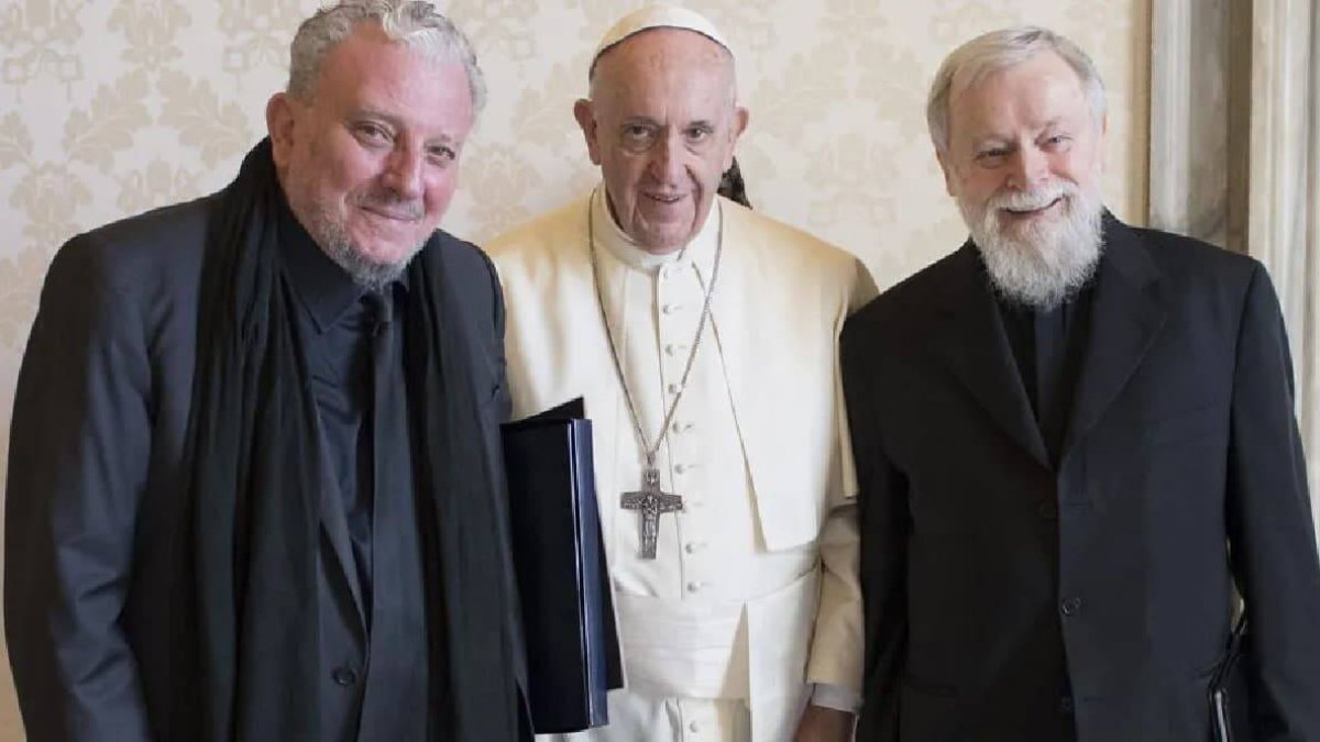 Kiko y el padre Mario Pezzi, en una audiencia con el Papa Francisco