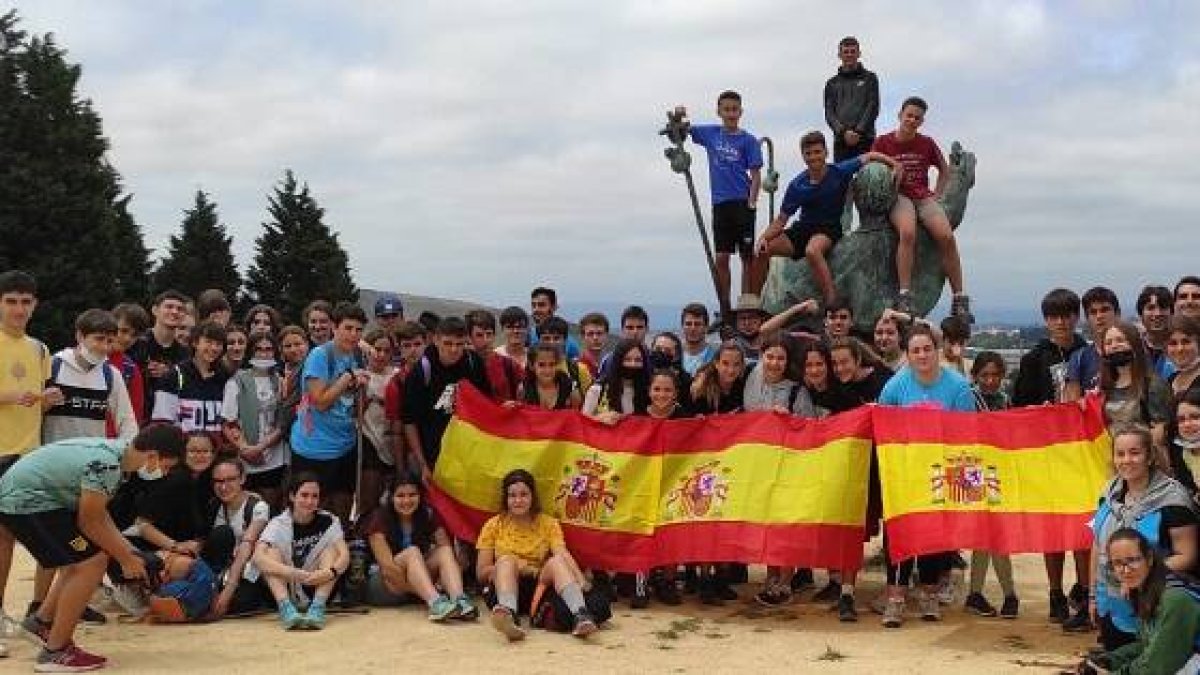 Adolescentes de la diócesis de Alcalá realizaron en julio su peregrinación Complurrutum - aquí posan a la entrada de Santiago