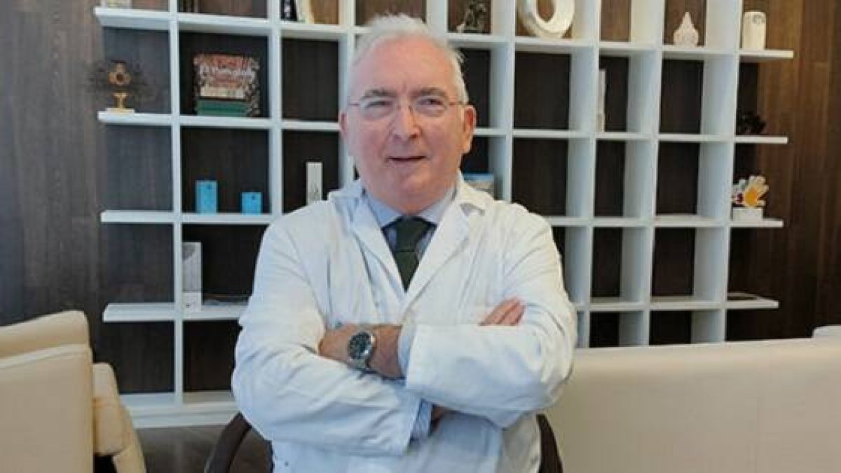 Jacinto Bátiz, experto en cuidados paliativos y acompañamiento al final de la vida, escribe sobre la eutanasia, la medicina ética y el intrusismo de los políticos