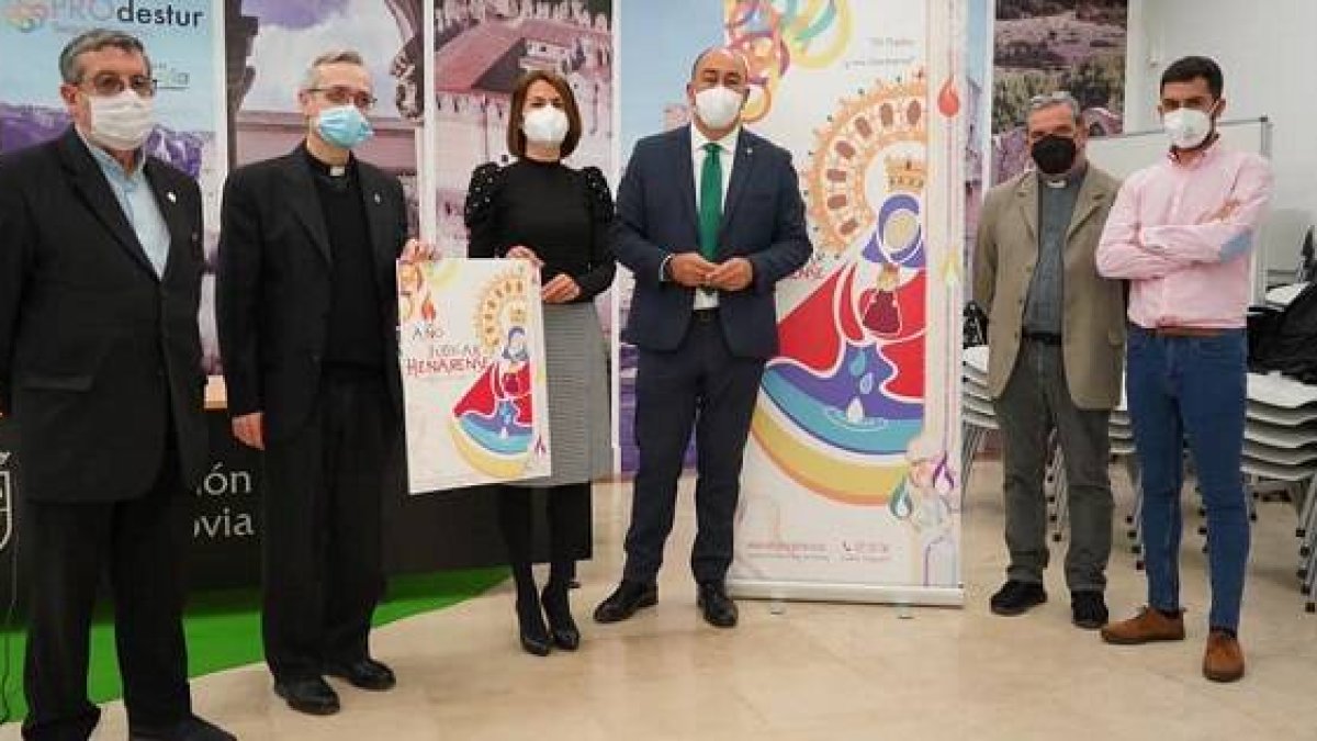 Presentación del Año Jubilar Henarense, con su logotipo y autoridades civiles y eclesiales