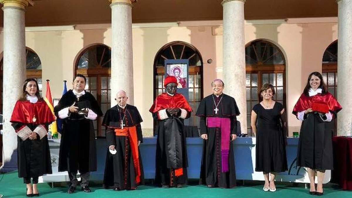 En el centro de la imagen, el cardenal Robert Sarah junto al cardenal Antonio Cañizares y el nuncio Bernardito Auza, y las autoridades académicas de la Universidad Católica de Valencia. Foto: Archidiócesis de Valencia.