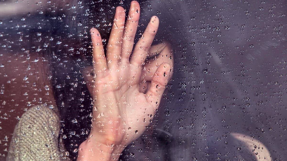 El dolor y el sufrimiento es una de las razones que nos mueven a desear salir de nosotros mismos. Foto: Milada Vigerova / Unsplash.