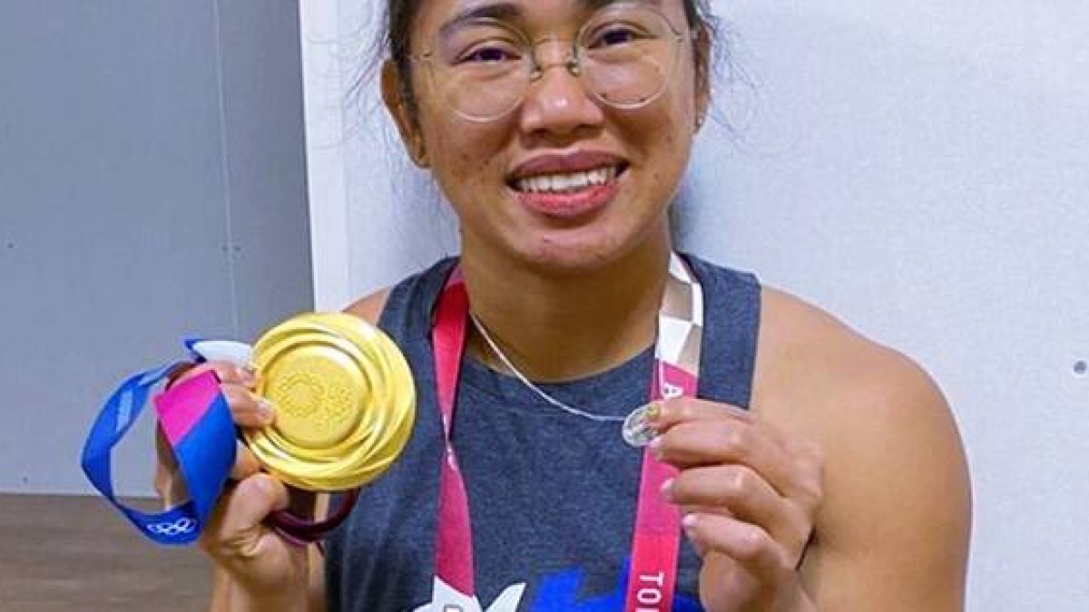 Hidilyn Diaz, récord mundial de halterofilia, muestra sus dos medallas - la de oro y la Milagrosa