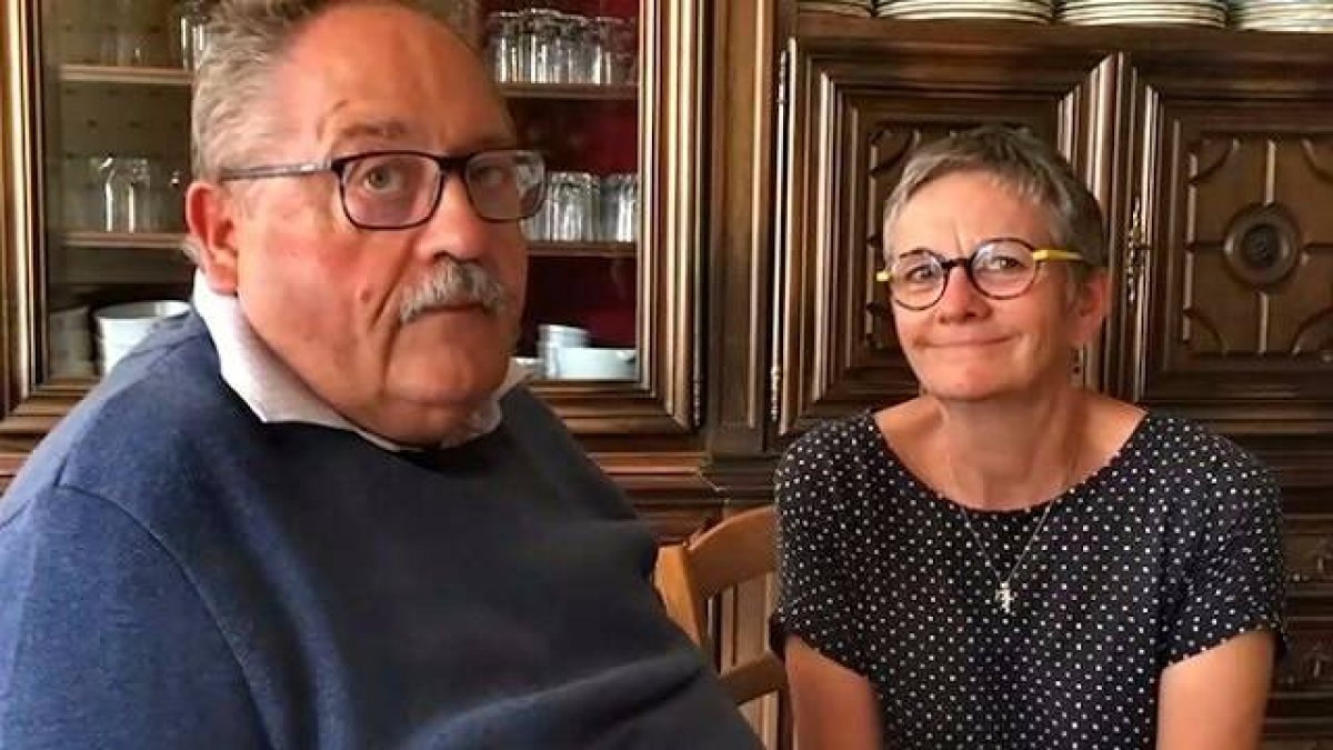 Éric y Sylvie Pétard han visto hundirse su mundo con la muerte de sus dos hijas, pero al mismo tiempo han resucitado a la fe y a la esperanza del reencuentro en Dios. Foto: Captura «France Bleu».