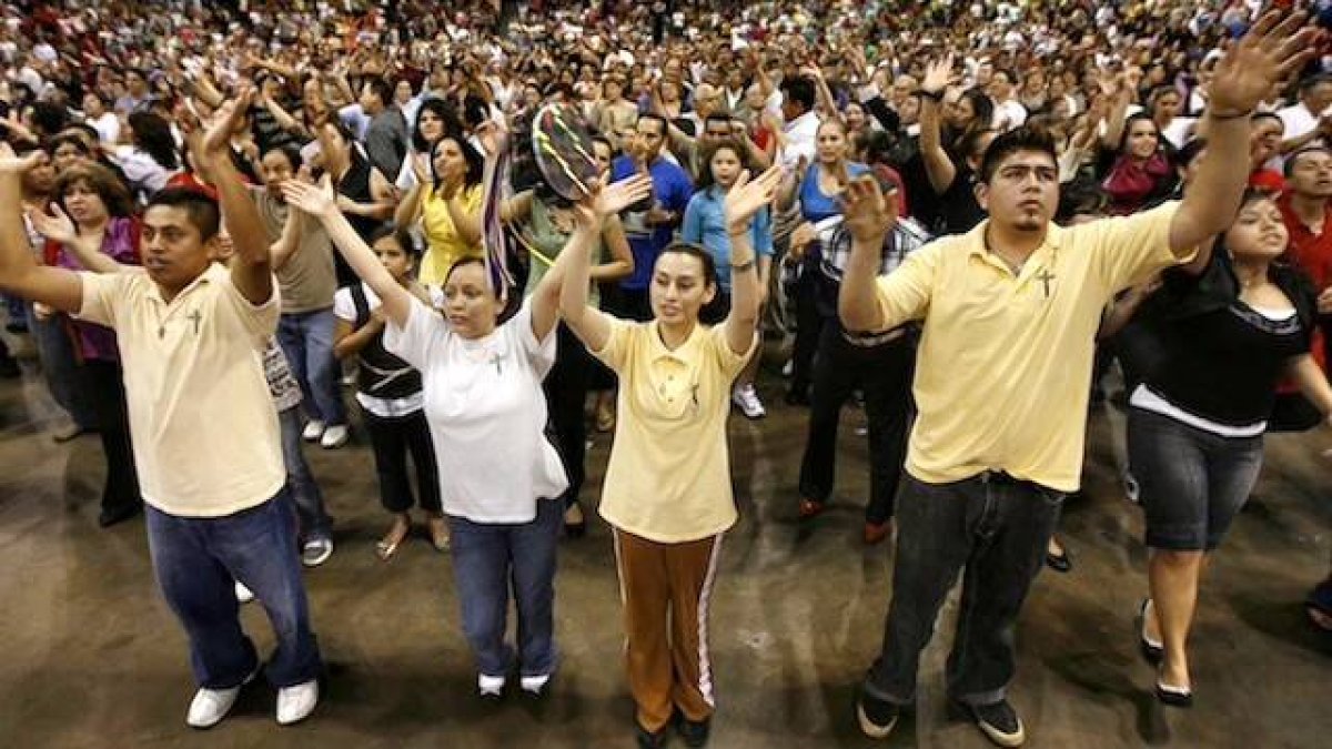 En la Renovación Carismática Católica la clave es dejar de mirarse a uno mismo para levantar la mirada a Dios y alabarle. Foto: Karen Callaway / CNS.
