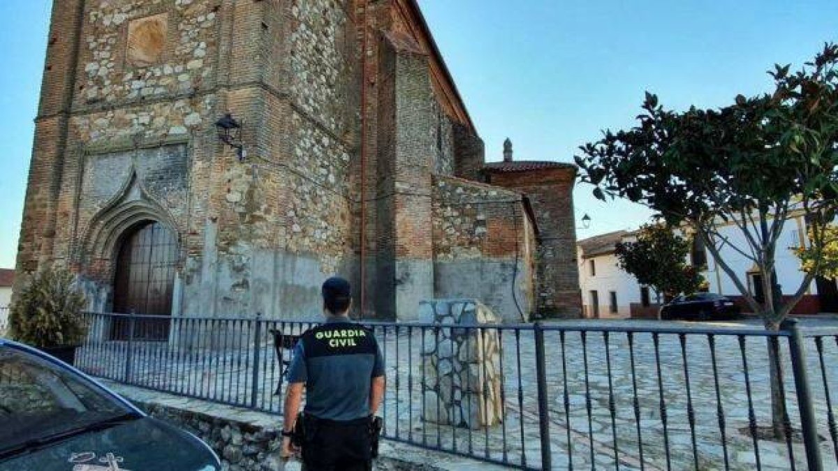 La Guardia Civil ha informado de que el detenido, de 47 años, tenía numerosos antecedentes por robos similares.