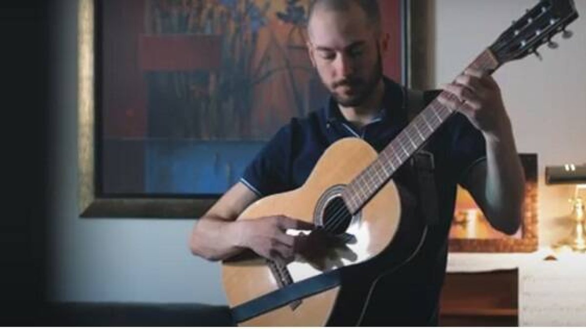 Adam Rieger sigue tocando su guitarra en el seminario, pero ahora para orar y servir a Dios