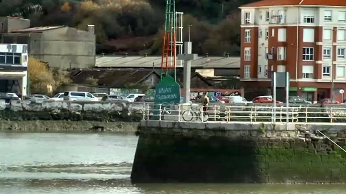 La Cruz en la Dársena de Portu, en Baracaldo, junto a la Ría de Bilbao.