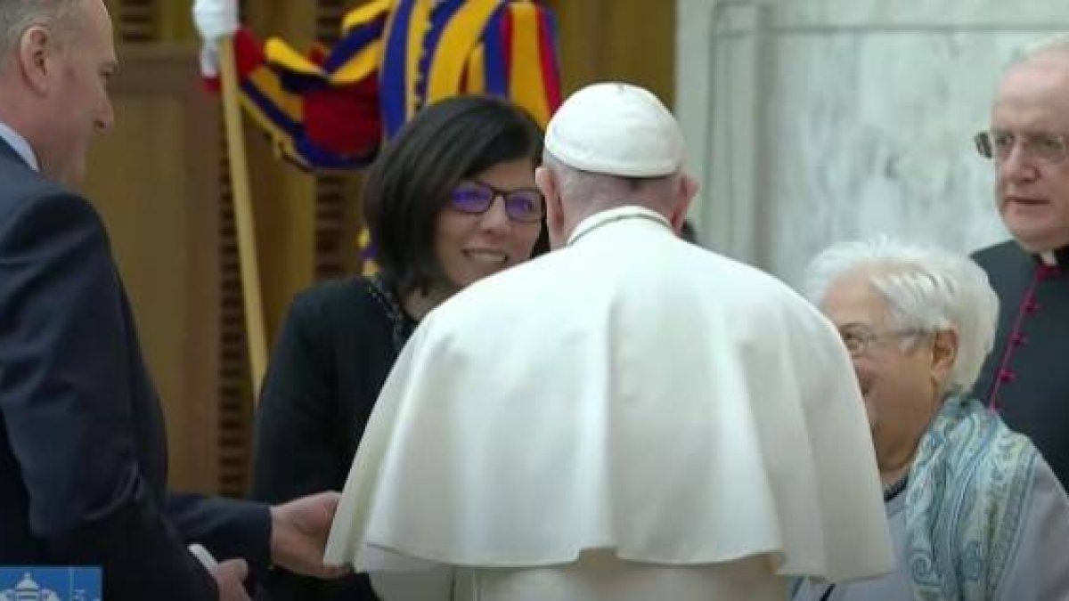La nueva presidenta de los Focolares, Margaret Karram y su predecesora -con el pelo blanco- Maria Voce, saludan al Papa Francisco