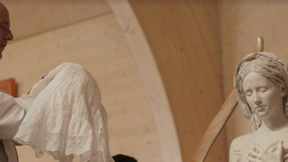 El sacerdote José Pedro Manglano en una adoración junto a una imagen de la Virgen de Iesu Communio