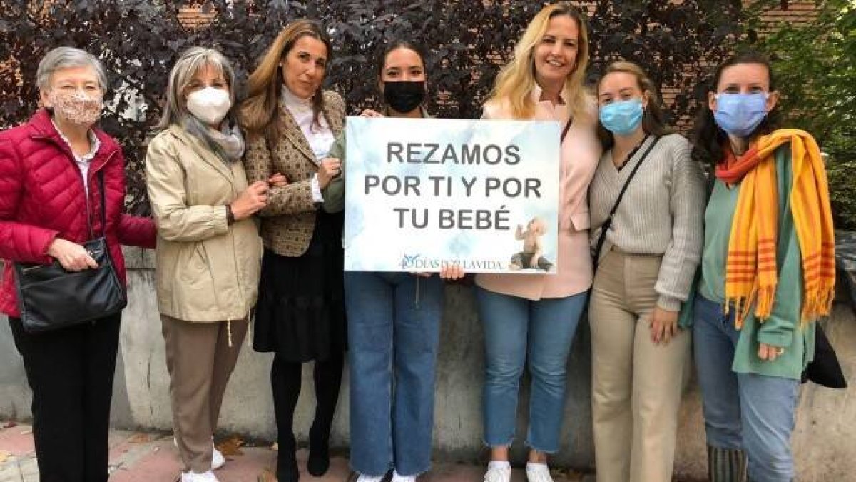 Grupo de voluntarios de 40 Días por la Vida rezando en Madrid, en la clínica Dator.