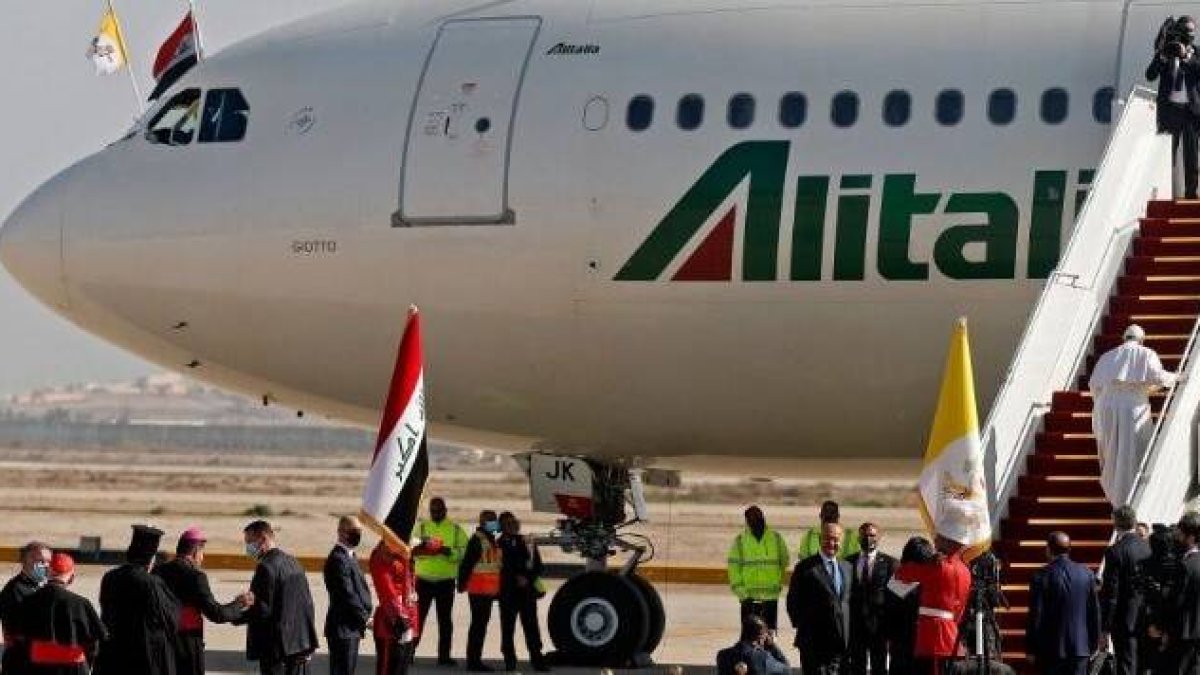 El Papa Francisco sube las escaleras del avión que lo lleva de Bagdad a Roma