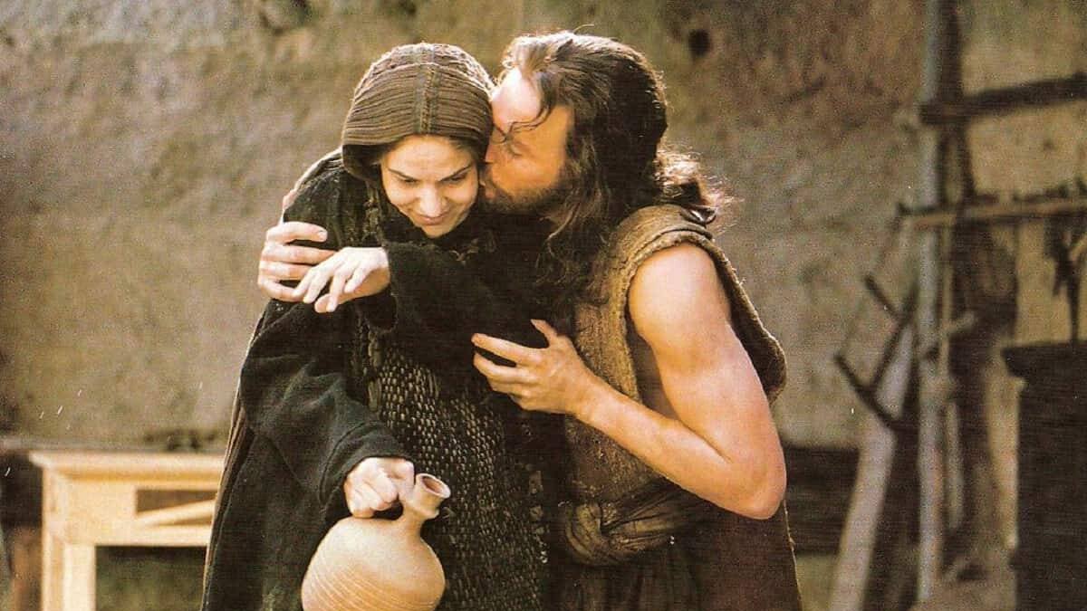 La Virgen María, con Jesús, en un fotograma de La Pasión de Cristo