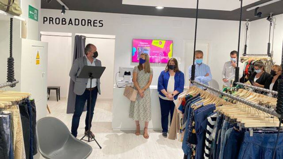 Generar empleo, dignificar la forma de recibir la ropa y la sostenibilidad son los principales objetivos de la cadena textil de Cáritas que acaba de aterrizar en Alicante.