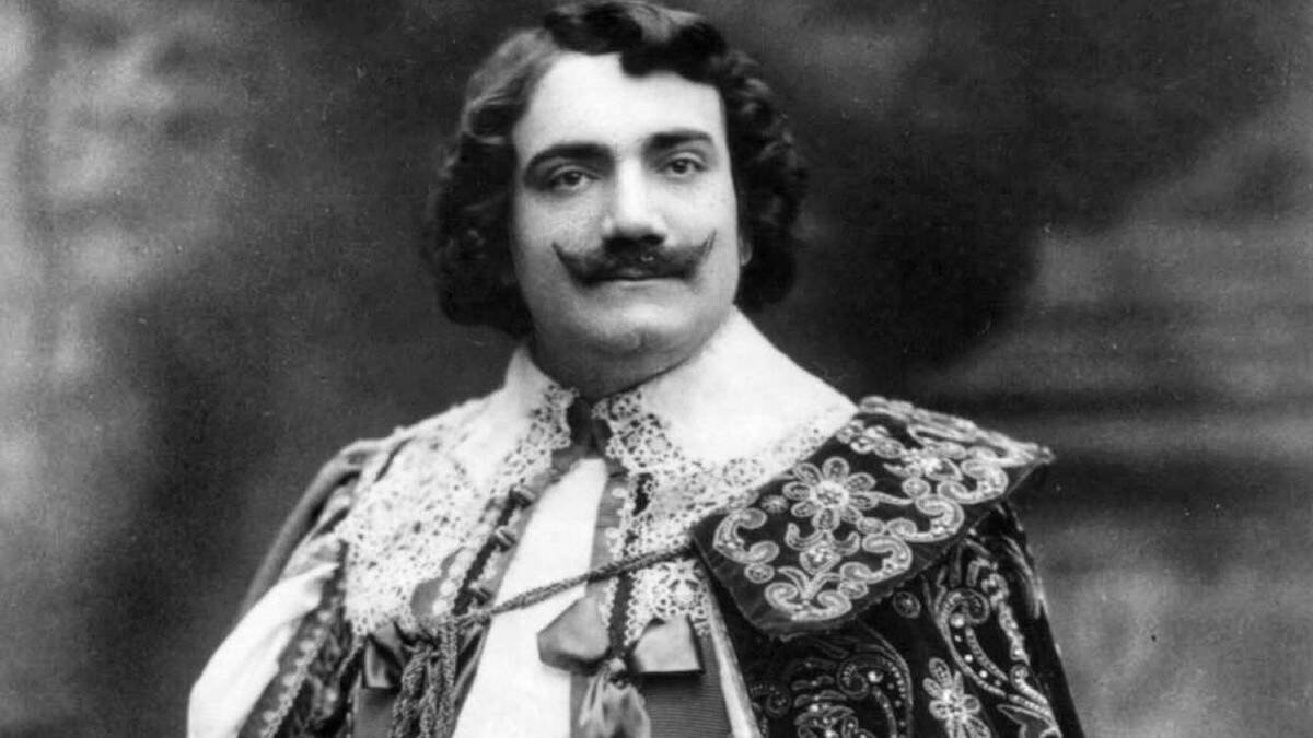La popularidad del tenor Enciro Caruso en su tiempo fue tan extraordinaria, que cuando se cumple un siglo de su muerte su nombre sigue encarnando emblemáticamente la grandeza de la ópera.