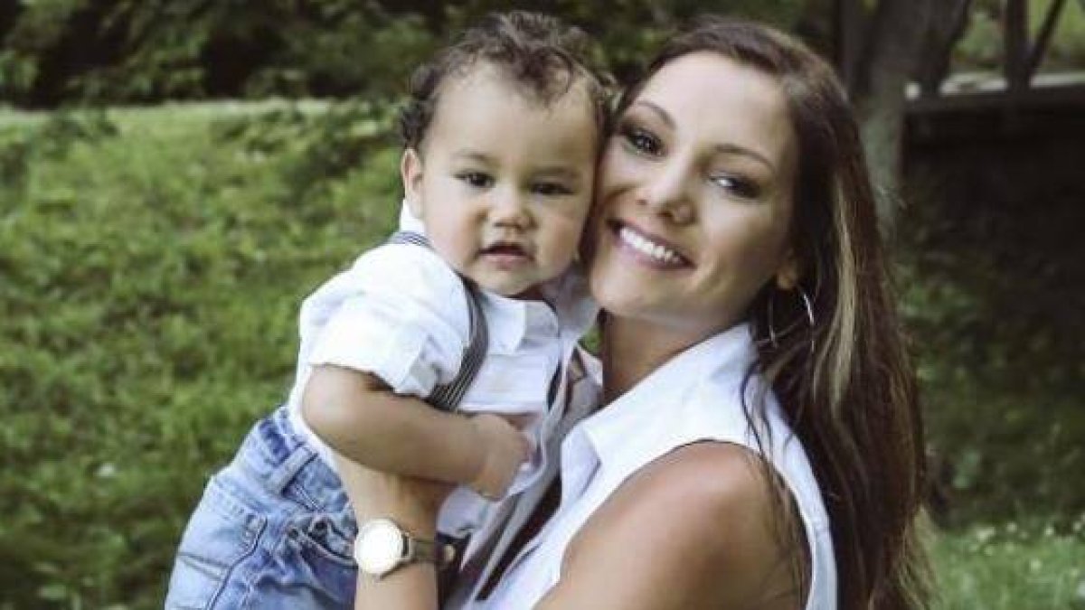 Hannah, con su hijo Landyn, tomó la píldora abortiva pero se arrepintió en mitad del proceso. Foto: Pregnancy Help News.