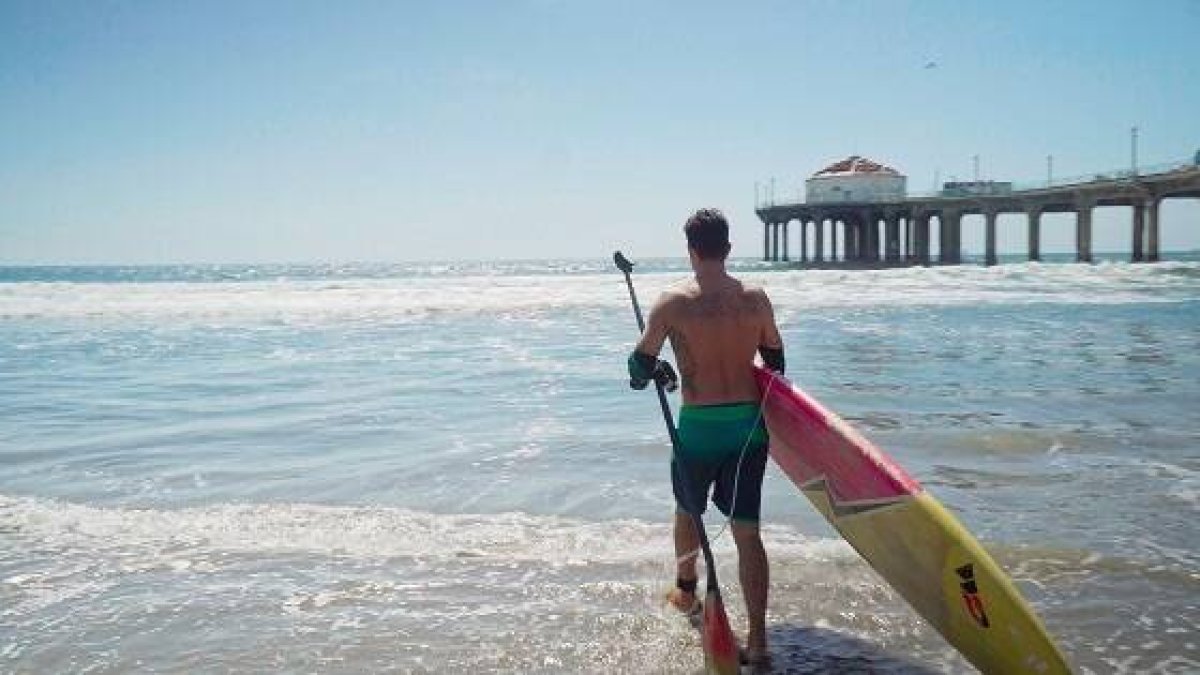 Tardamos un rato en darnos cuenta de que el surfista no tiene brazos... es una figura que avanza decidido hacia la luz, el agua, el Cielo...
