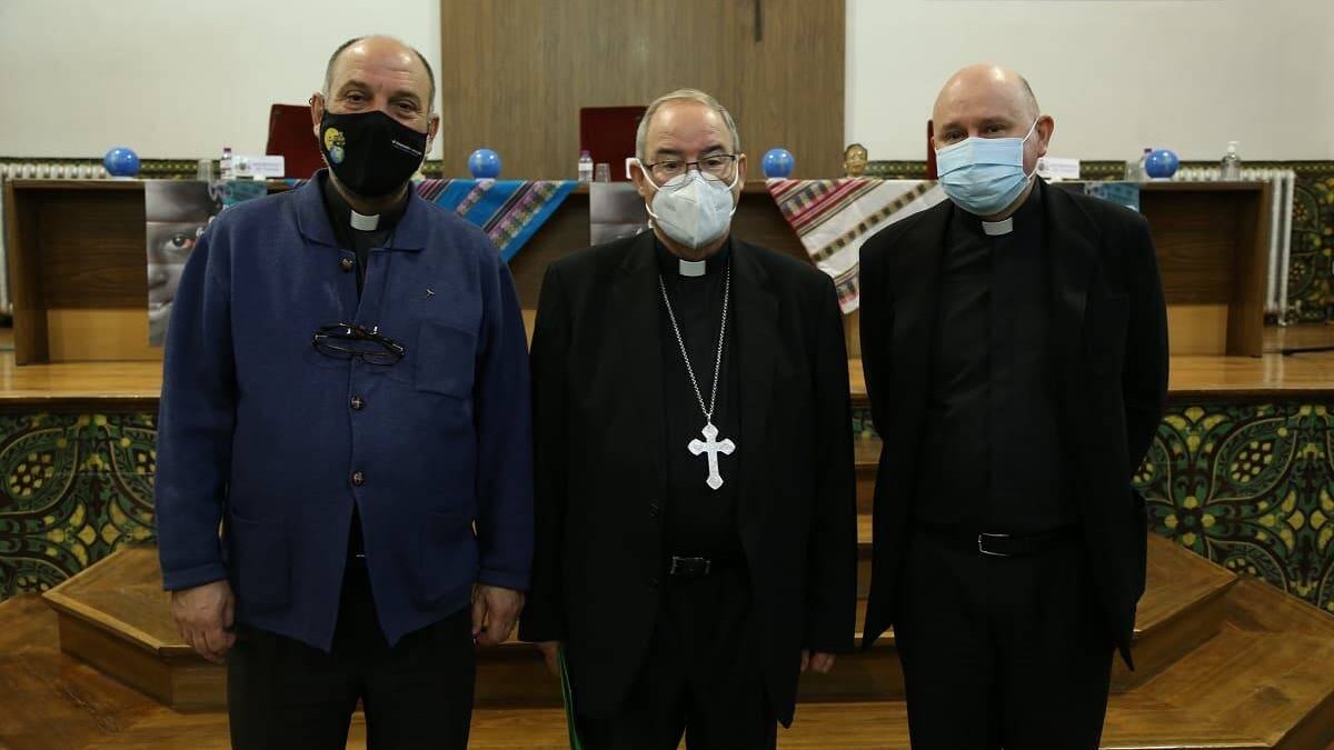 De izquierda a derecha José María Calderón, monseñor Francisco Cerro Chaves y José Carlos Arellano