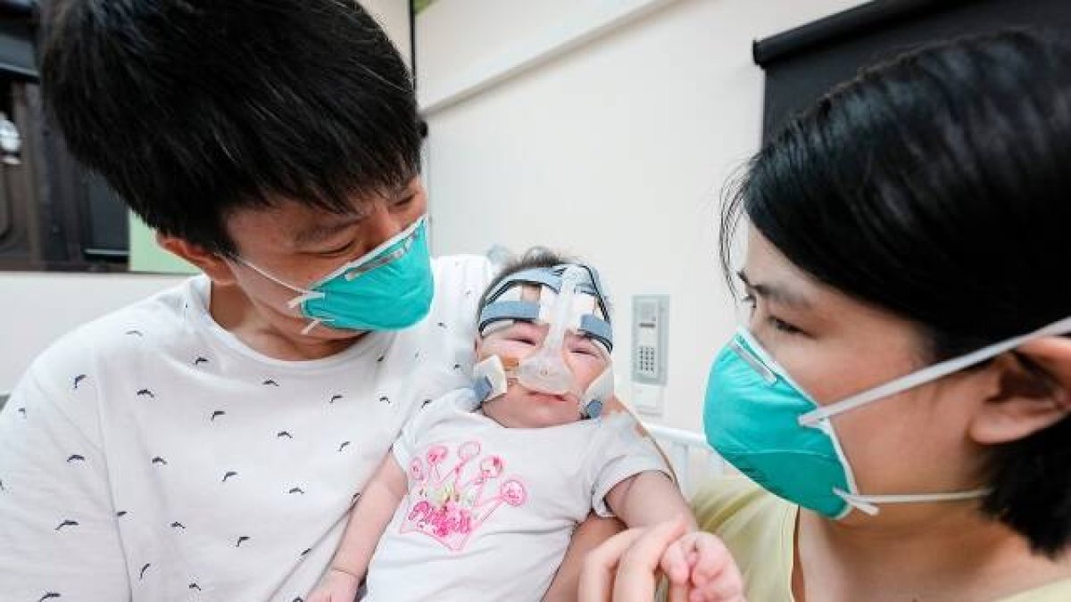 Conseguir 200.000 dólares, un récord Guinness, dosis médicas desconocidas y tallas de pañales que no existen son algunos de los retos a los que se enfrentó la bebé más pequeña del mundo, Kwek Yu Xuan al nacer con 25 semanas.