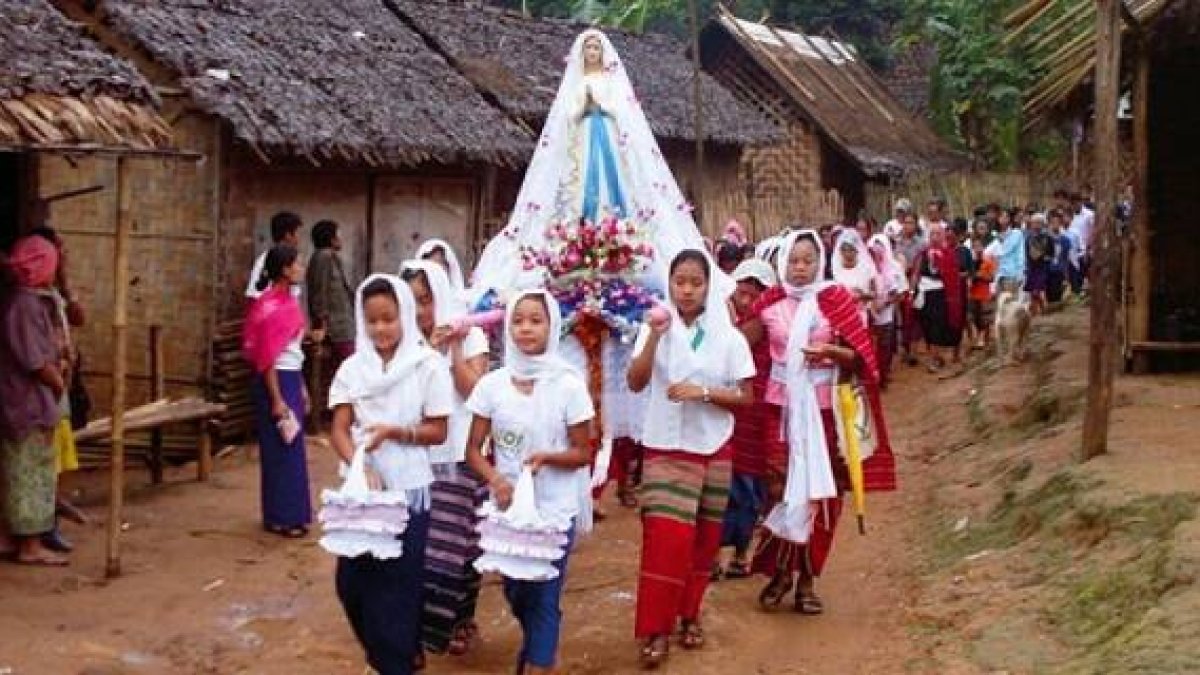 Procesión de mujeres católicas con la Virgen en una aldea de Myanmar